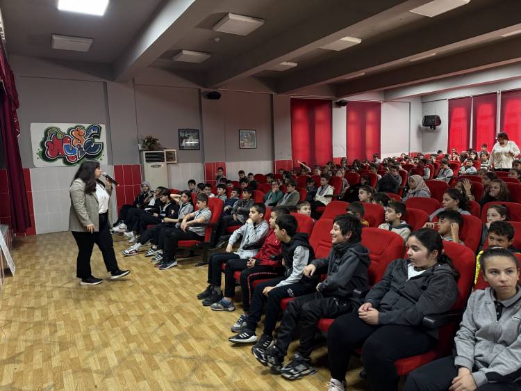 Araştırmacılar Üzeyir Garih Ortaokulunda