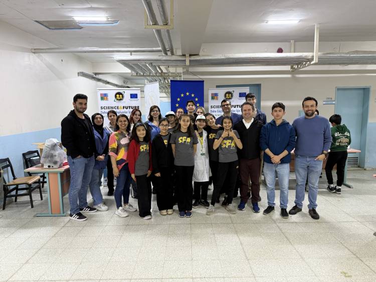 Araştırmacılar Adapazarı Sait Faik Abasıyanık Ortaokulunda